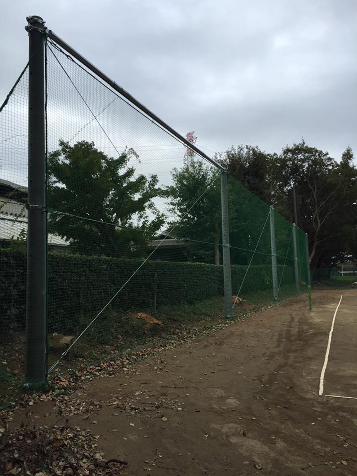 テニスコートの防球ネット・フェンス工事完了！ - ヘルシー・スポーツ建設株式会社