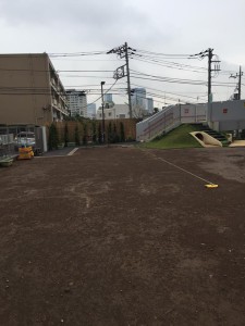 東京都世田谷区内　園庭　グラウンド　砂ぼこり　ぬかるみ　対策　工事