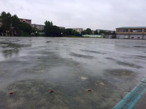 豪雨中の学校グラウンド画像